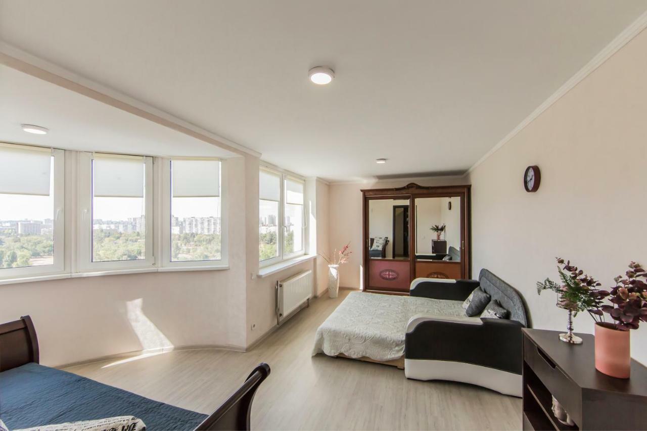 Super View, Luxury Apartment Near Chernihiv Metro. Kiev Luaran gambar