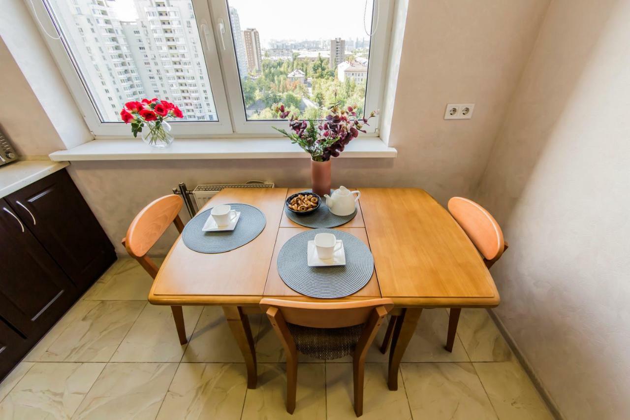 Super View, Luxury Apartment Near Chernihiv Metro. Kiev Luaran gambar