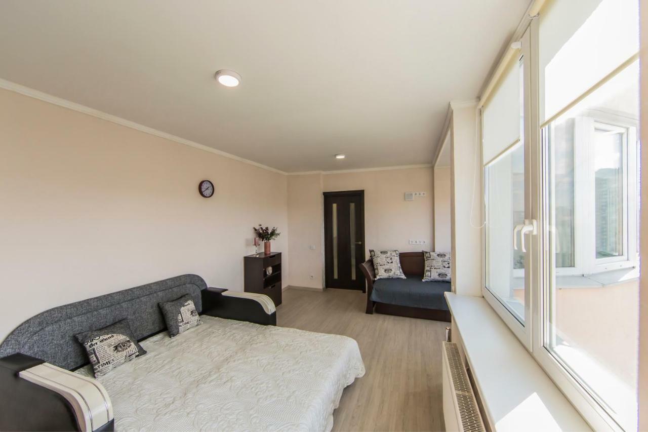 Super View, Luxury Apartment Near Chernihiv Metro. Kiev Luaran gambar