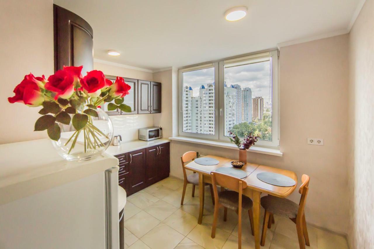 Super View, Luxury Apartment Near Chernihiv Metro. Kiev Luaran gambar