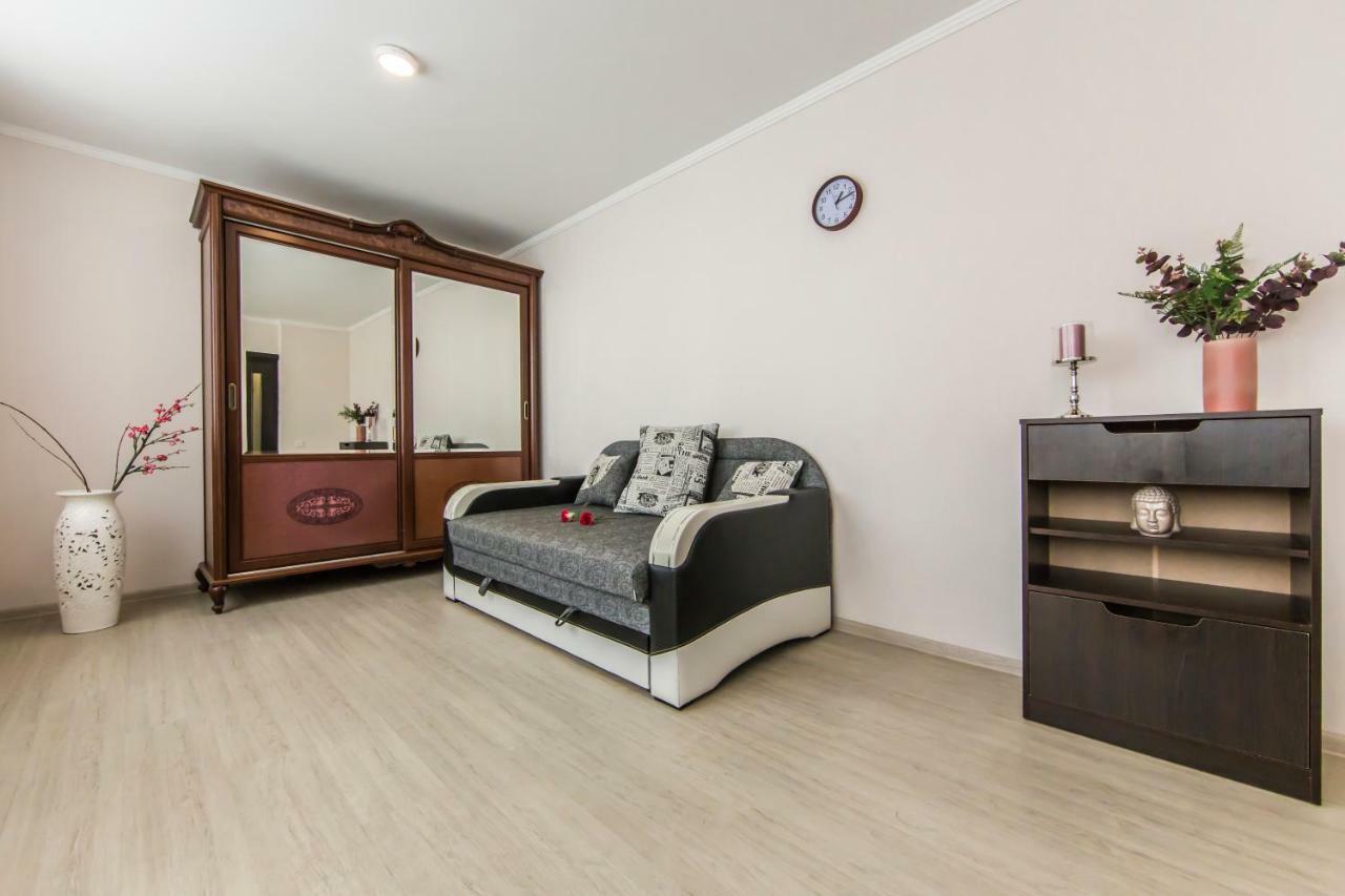 Super View, Luxury Apartment Near Chernihiv Metro. Kiev Luaran gambar